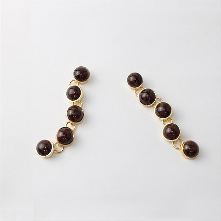 Brinco Metal Longo com Pedras Resinadas Marrom e Dourado