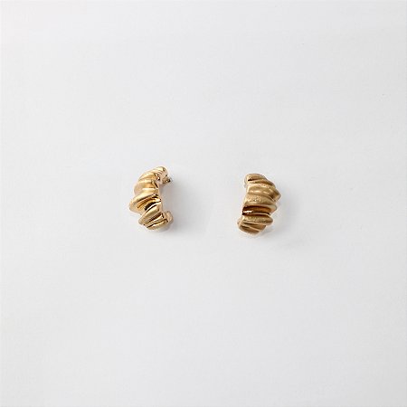 Brinco Argola de Metal Texturizada Croissant Ouro Fosco