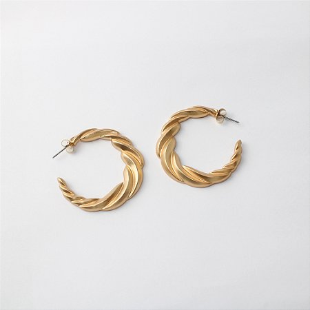 Brinco de Argola em Metal Torcido com Banho Ouro Fosco