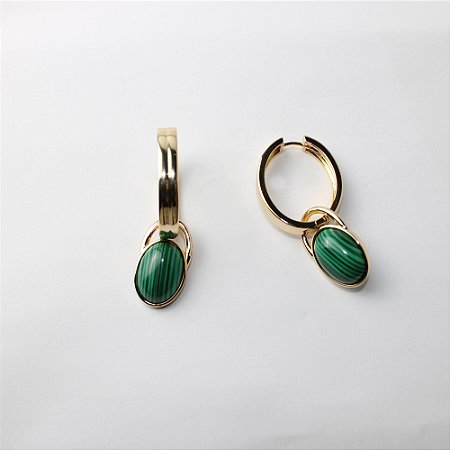 Brinco Argola de Metal Dourado com Pingente de Pedra Verde