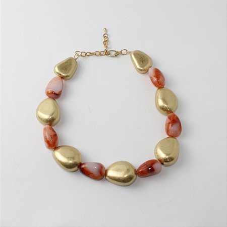 Colar de Metal Curto com Mix de Resina Coral e Dourado