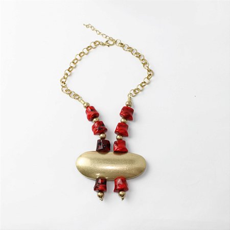 Colar de Metal Curto com Placa Central e Resina Coral