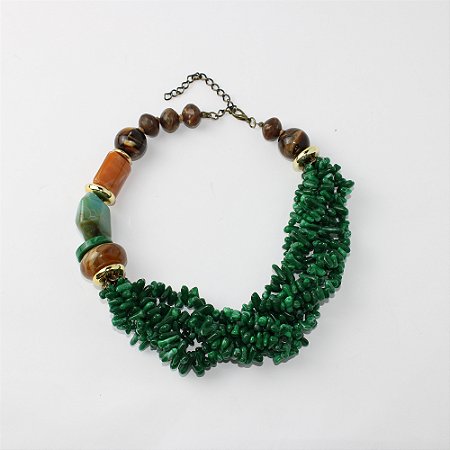 Colar de Metal Curto com Mix de Pedras e Resina Verde e Dourado