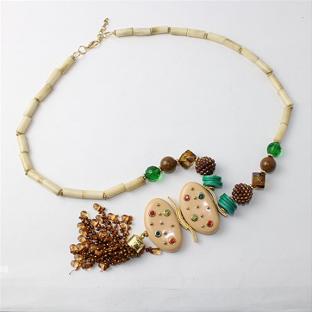 Colar de Resina Longo Marfim e Bege com Pingente Decorado e Tassel