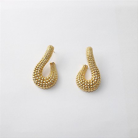 Brinco Metal Torcido Dourado