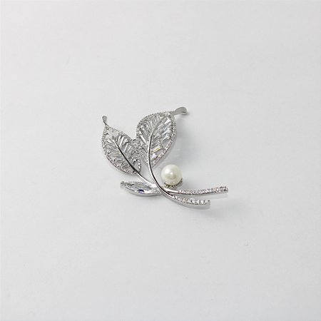 Broche de Metal em Formato de Folha com Pérola e Strass