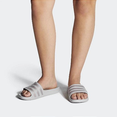 chinelo adidas cinza