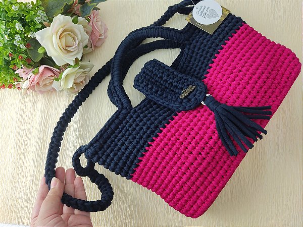 Bolsa Liz, media ,carregar na mão ou ombro, cor pink e azul marinho .