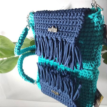 Bolsa Juju  tiracolo, 2 tons de azul, com franjas, fio de malha