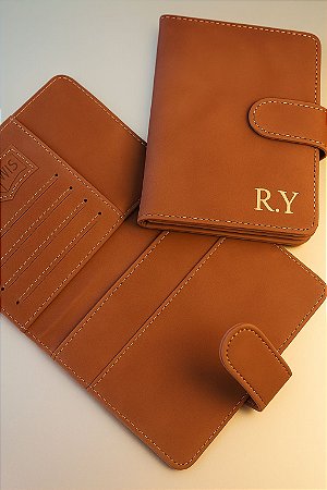 Porta-passaporte em Couro Sintético gravado com Inicial de Nomes ou nome