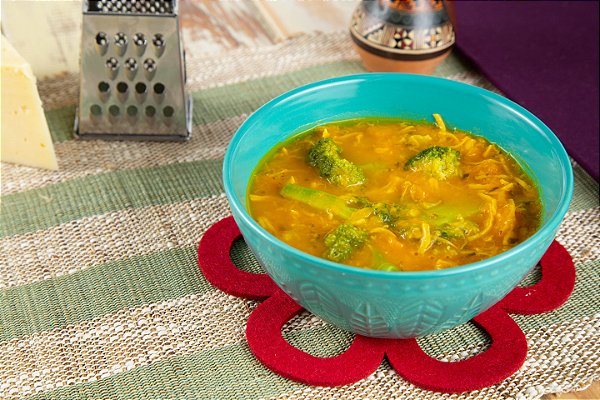 SOPA DE ABÓBORA COM BRÓCOLIS, GENGIBRE E FRANGO