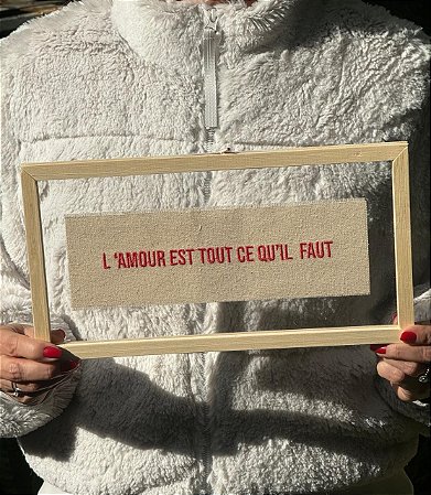 Quadro Moldura Acrílico Duplo Bordado P - L'amour Est Tout Ce Qui íl Faut