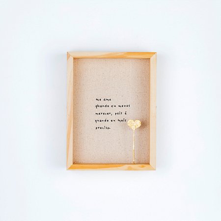Quadro Caixa Bordado com acrílico - Me ame quando eu menos merecer