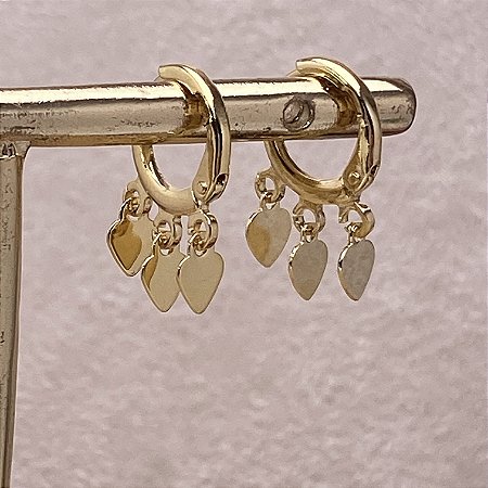 Brinco Argolinha Triplo Coração Semijoia Ouro