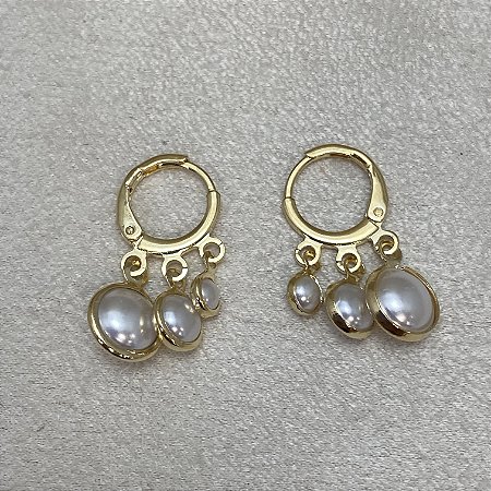 Brinco de Argolinha 3 Pérolas Achatadas Semijoia Ouro
