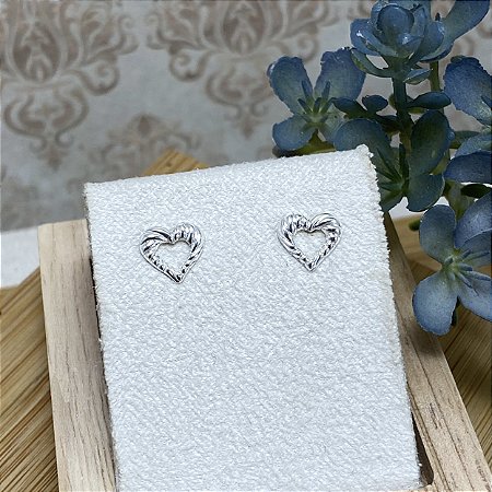 Brinco Coração Torcido Semijoia Prata