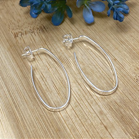 Brinco Meia Argola Oval Semijoia Prata