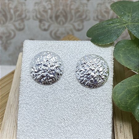 Brinco Botão Martelado Semijoia Prata