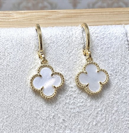 Brinco Argolinha Trevo Branco Semijoia Ouro