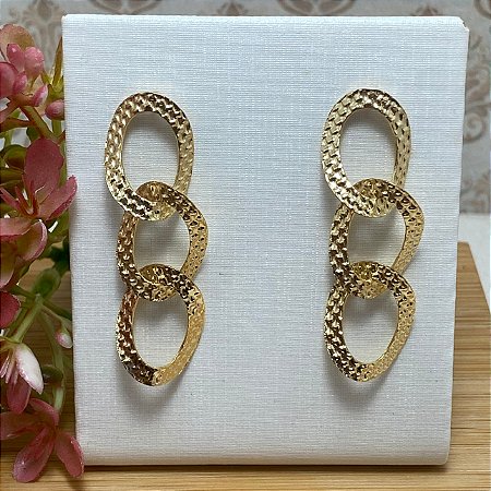 Brinco 3 Elos Martelados Semijoia Ouro