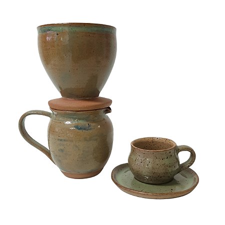 Conjunto jarra com coador de café e xícara verde pântano
