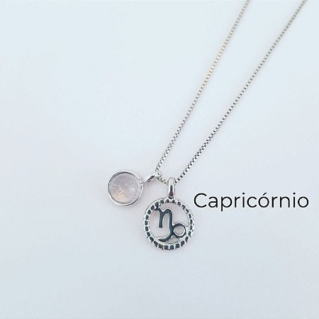 COLAR SIGNO CAPRICÓRNIO 2 PINGENTES PEDRA NATURAL CRISTA DE ROCHA BANHADO A RÓDIO BRANCO