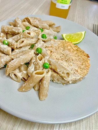 Macarrão Penne integral ao molho branco com ervilhas e Hambúrguer de Salmão - LANÇAMENTO