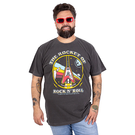 Camiseta Plus Size Estonada Guitarra Rocket Flying Preta.