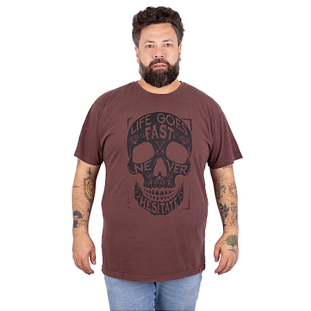 Camiseta Plus Size Estonada Caveira Life Fast Marrom.