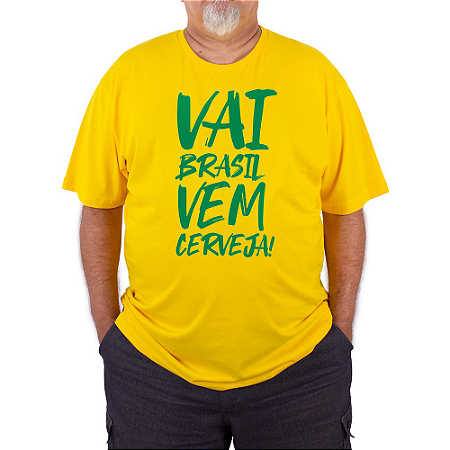 Camiseta Plus Size Vai Brasil Vem Cerveja Amarela.