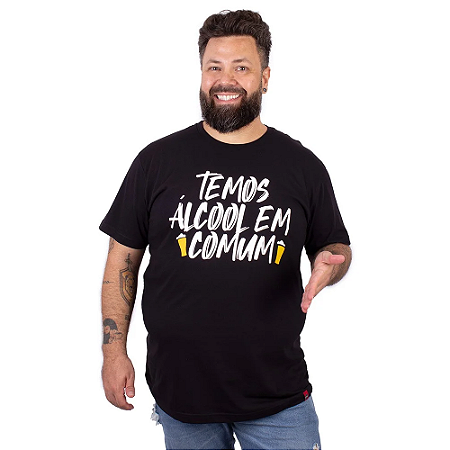 Camiseta Plus Size Cerveja Temos Álcool Em Comum Preta.