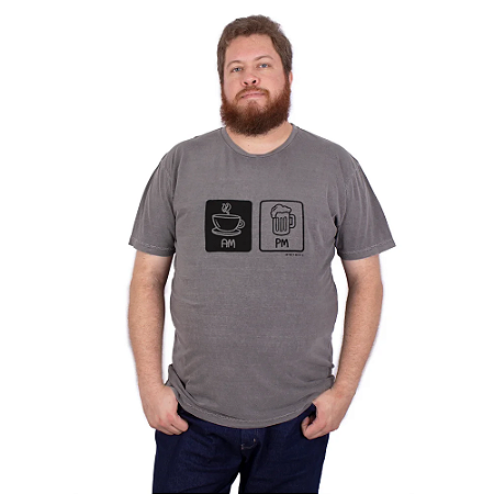 Camiseta Plus Size Estonada Cerveja AM PM Cinza.