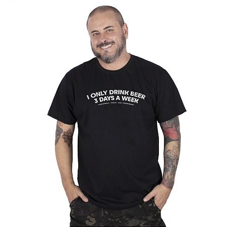 Camiseta Plus Size Cerveja Bebo Apenas 3 Dias - Preta.