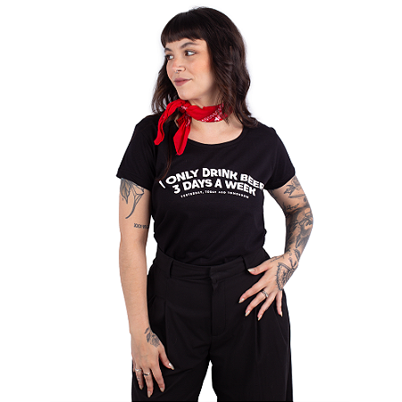 Camiseta Feminina Cerveja Bebo Apenas 3 Dias - Preta