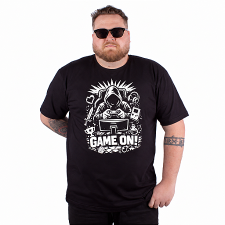 Camiseta Plus Size Game On - Preta.
