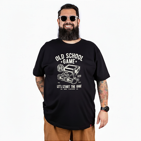 Camiseta Plus Size Old School Game - Preta.