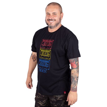 Camiseta Plus Size Fita K7 Color Tape Preta.