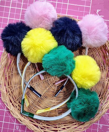TIARA POMPOM PELÚCIA (várias cores)