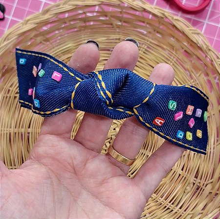 TIARA TURBANTE JEANS COM LETRAS