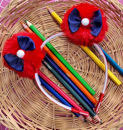 TIARA POMPOM PELÚCIA LACINHO ESCOLAR (NAS CORES DO UNIFORME)