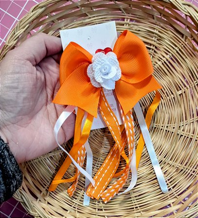 LAÇO JUNINO COM FITINHAS E FLOR (CORES DO VESTIDO DA PRINCESA)
