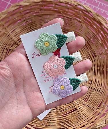 KIT COM 3 PRESILHAS BICO DE PATO COM FLORES BORDADAS (VERDE, ROSA E LILÁS)