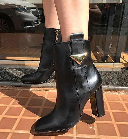 SCHUTZ BOTA SALTO ALTO BICO QUADRADO DET TRIANGLE