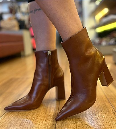 BOTA DRESSY SALTO BLOCO COURO MARROM SCHUTZ