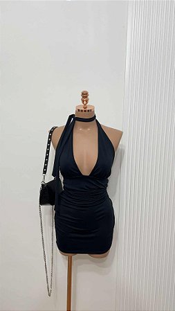 Vestido preto decote em V
