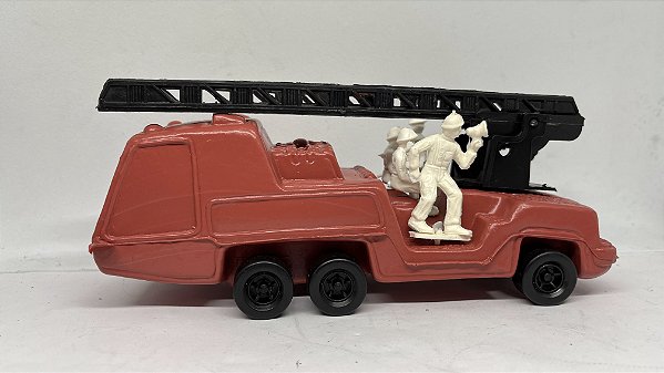 Caminhão de bombeiro com bonecos