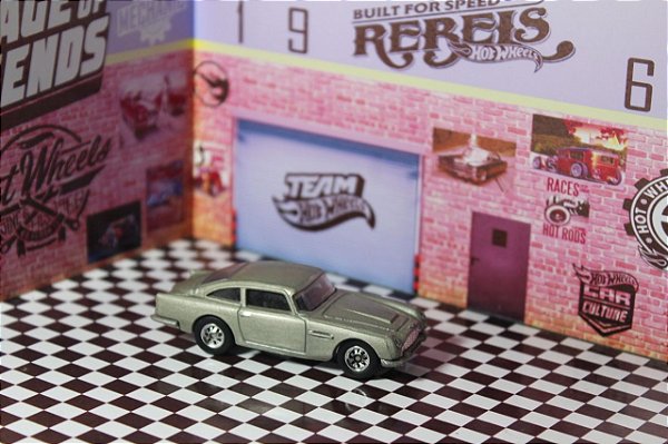 Aston Martin DB5   (Retro Entertainment - 007 Skyfall: 1965)