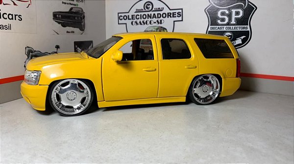 Chevrolet Suburban Lopro - 1/24 - Jada - Customizada (RETROVISOR SOLTO)