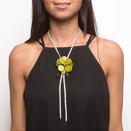 Colar flor de jarina grande com fio de chamois