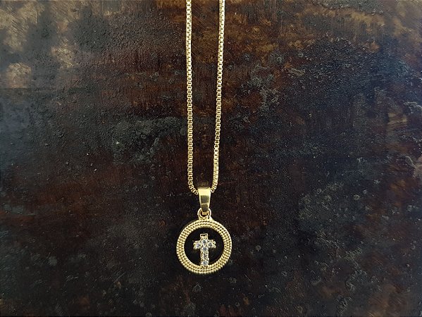 Colar Cruz circ. com zircônia verde folheado a Ouro 18k